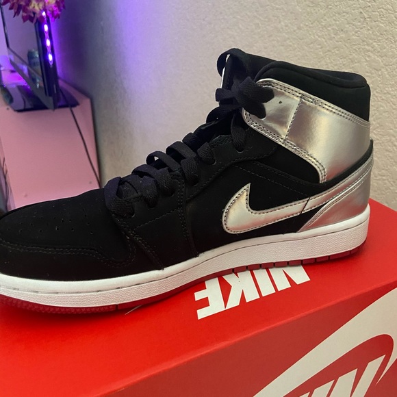 Jordan 1 Mids - Picture 4 of 7